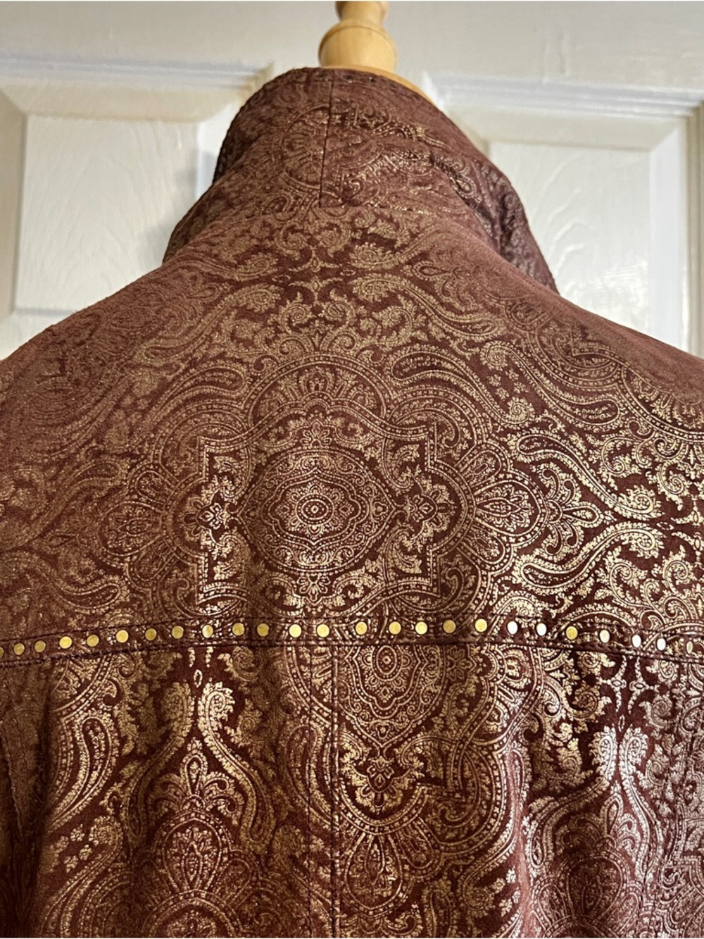 In Suede Wms Y2K Brown Gold Metallic Paisley Studded Trucker Boho Leather JKT‎ M - Picture 8 of 15